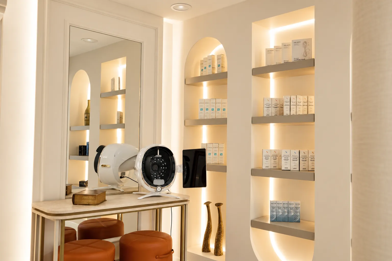 Vega Beauty cilt analiz cihazı ve ürün rafları